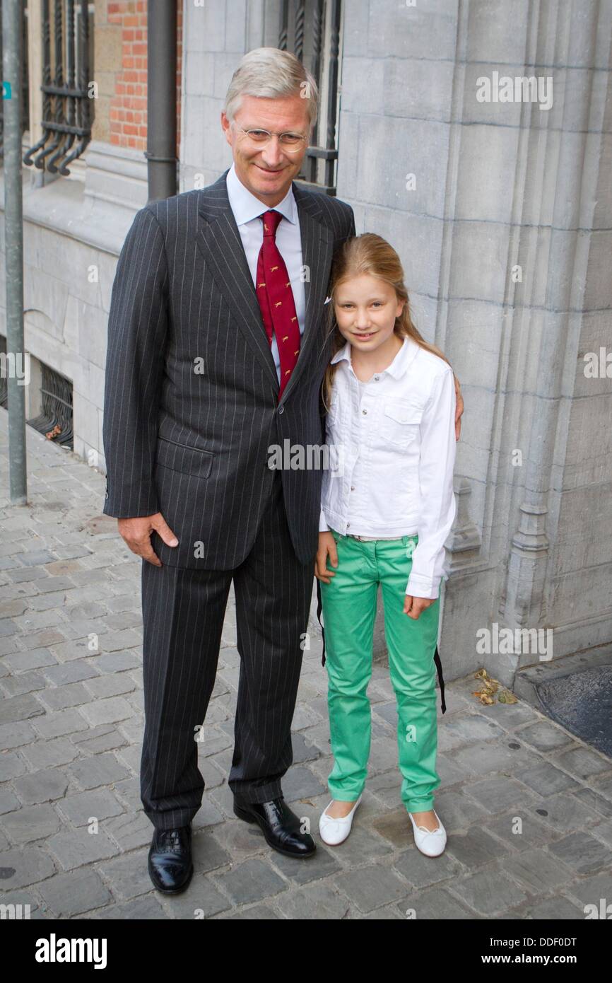 Bruxelles, Belgique. 2e août, 2013. Le roi Philippe (Filip) rassemble ses enfants de la Princesse Elisabeth, le Prince Gabriel et la Princesse Eleonore après les vacances d'été à l'école Sint-Jan Berchmanscollege à Bruxelles, Belgique, 2 septembre 2013. La Princesse Elisabeth commence sa première année à l'école secondaire. Photo : Patrick van Katwijk/dpa/Alamy Live News Crédit : afp photo alliance/Alamy Live News Banque D'Images