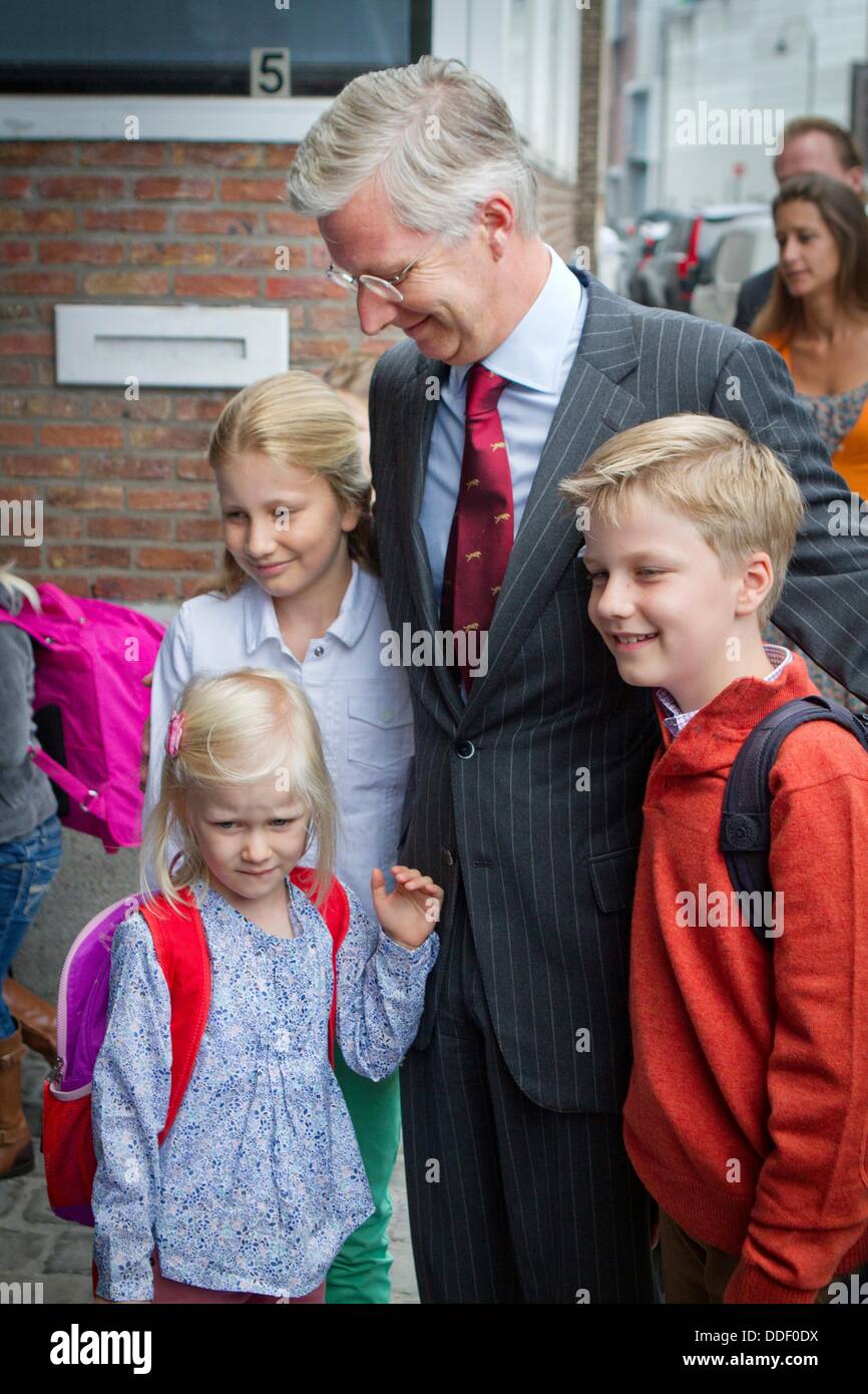 Bruxelles, Belgique. 2e août, 2013. Le roi Philippe (Filip) rassemble ses enfants de la Princesse Elisabeth, le Prince Gabriel et la Princesse Eleonore après les vacances d'été à l'école Sint-Jan Berchmanscollege à Bruxelles, Belgique, 2 septembre 2013. La Princesse Elisabeth commence sa première année à l'école secondaire. Photo : Patrick van Katwijk/dpa/Alamy Live News Crédit : afp photo alliance/Alamy Live News Banque D'Images