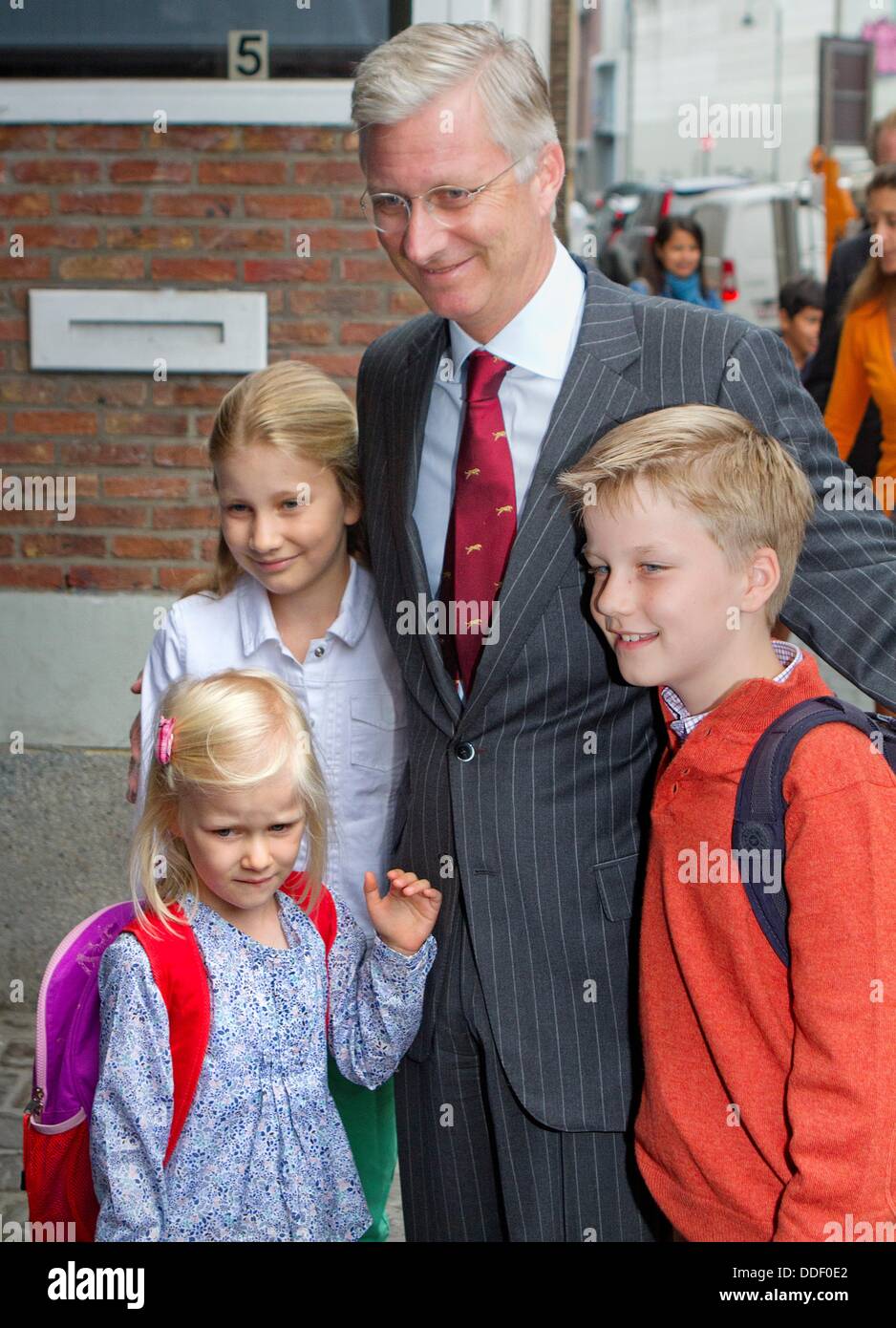 Bruxelles, Belgique. 2e août, 2013. Le roi Philippe (Filip) rassemble ses enfants de la Princesse Elisabeth, le Prince Gabriel et la Princesse Eleonore après les vacances d'été à l'école Sint-Jan Berchmanscollege à Bruxelles, Belgique, 2 septembre 2013. La Princesse Elisabeth commence sa première année à l'école secondaire. Photo : Patrick van Katwijk/dpa/Alamy Live News Crédit : afp photo alliance/Alamy Live News Banque D'Images