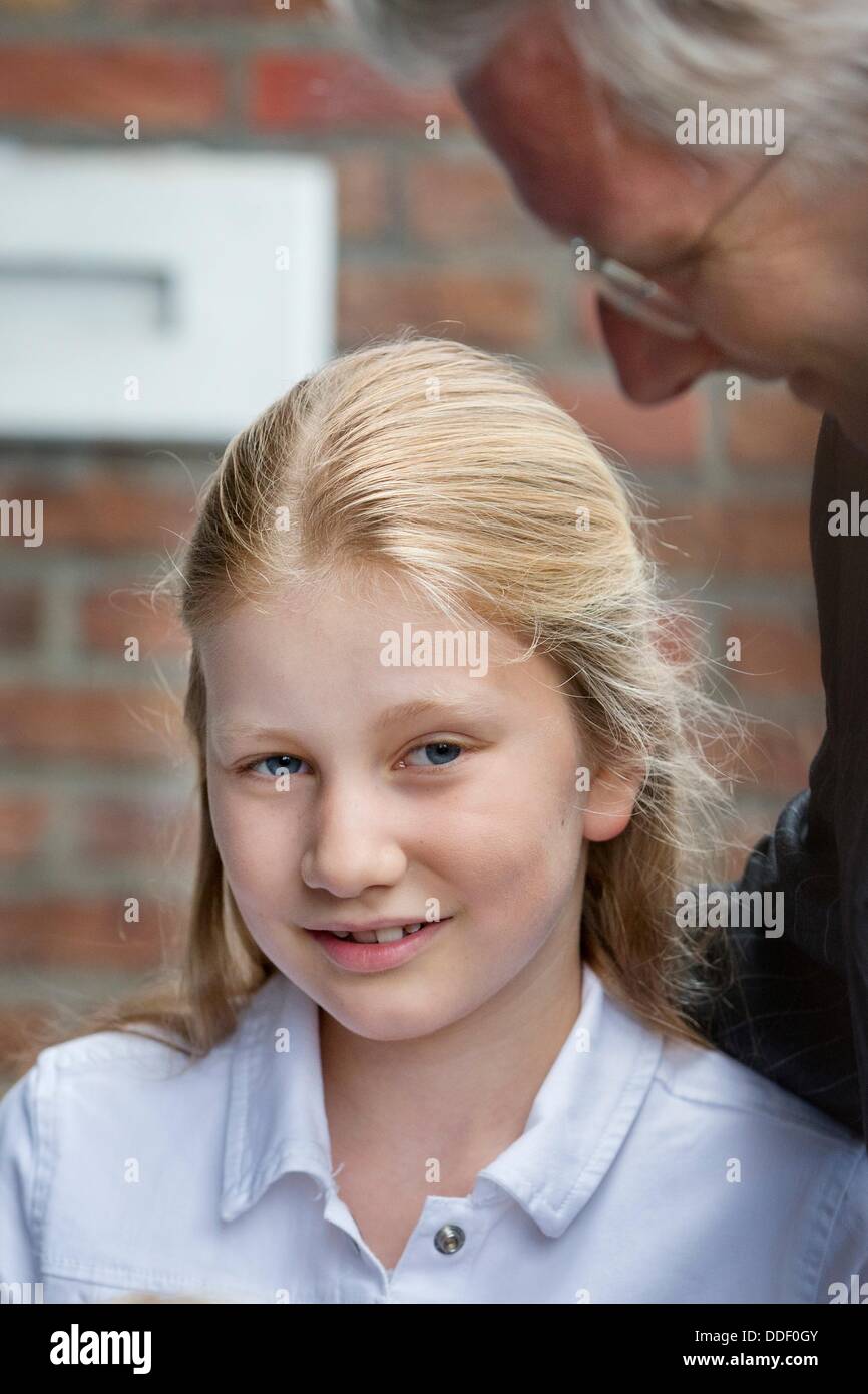 Bruxelles, Belgique. 2e août, 2013. Le roi Philippe (Filip) rassemble ses enfants de la Princesse Elisabeth, le Prince Gabriel et la Princesse Eleonore après les vacances d'été à l'école Sint-Jan Berchmanscollege à Bruxelles, Belgique, 2 septembre 2013. La Princesse Elisabeth commence sa première année à l'école secondaire. Photo : Patrick van Katwijk/dpa/Alamy Live News Crédit : afp photo alliance/Alamy Live News Banque D'Images
