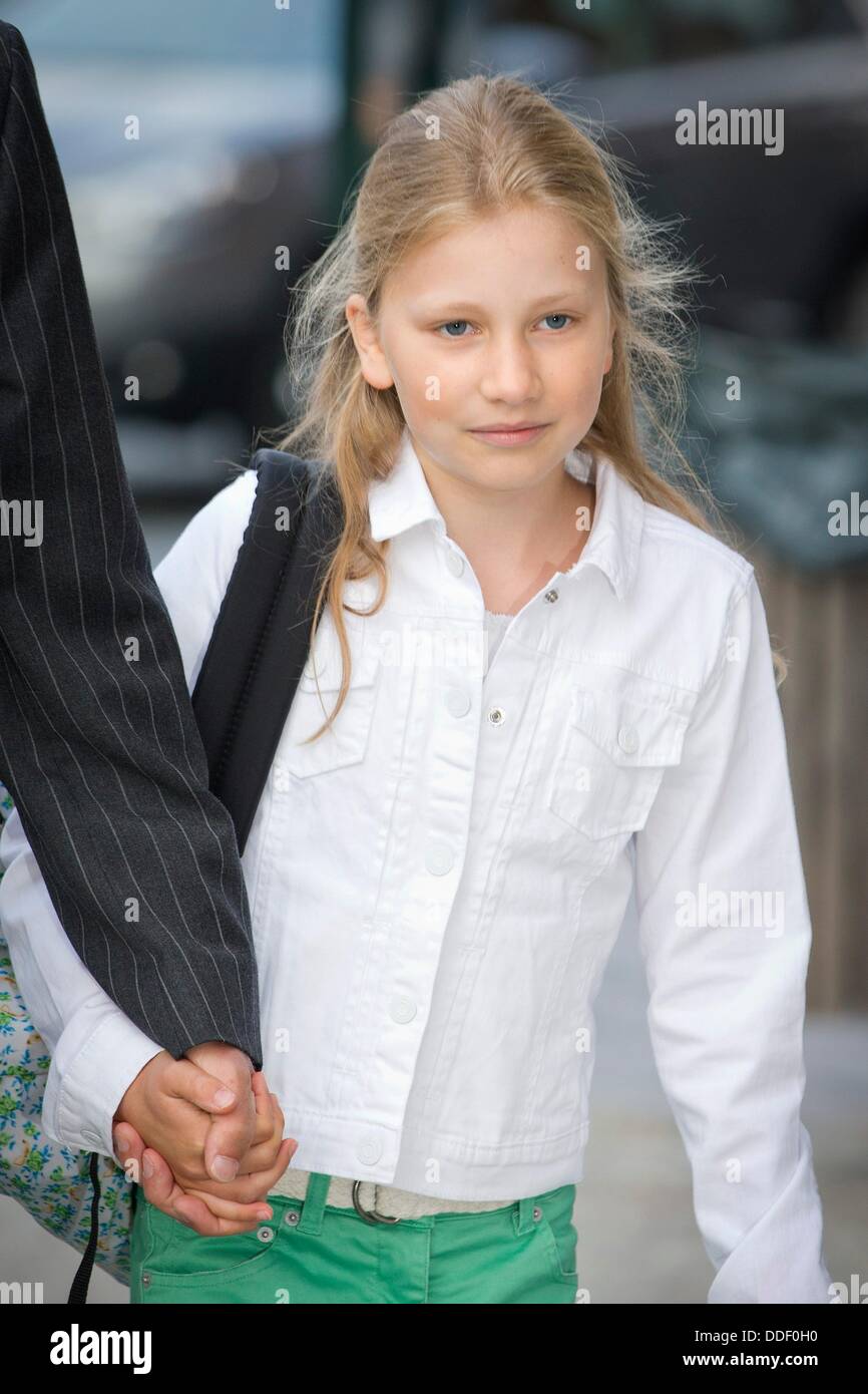 Bruxelles, Belgique. 2e août, 2013. Le roi Philippe (Filip) rassemble ses enfants de la Princesse Elisabeth, le Prince Gabriel et la Princesse Eleonore après les vacances d'été à l'école Sint-Jan Berchmanscollege à Bruxelles, Belgique, 2 septembre 2013. La Princesse Elisabeth commence sa première année à l'école secondaire. Photo : Patrick van Katwijk/dpa/Alamy Live News Crédit : afp photo alliance/Alamy Live News Banque D'Images