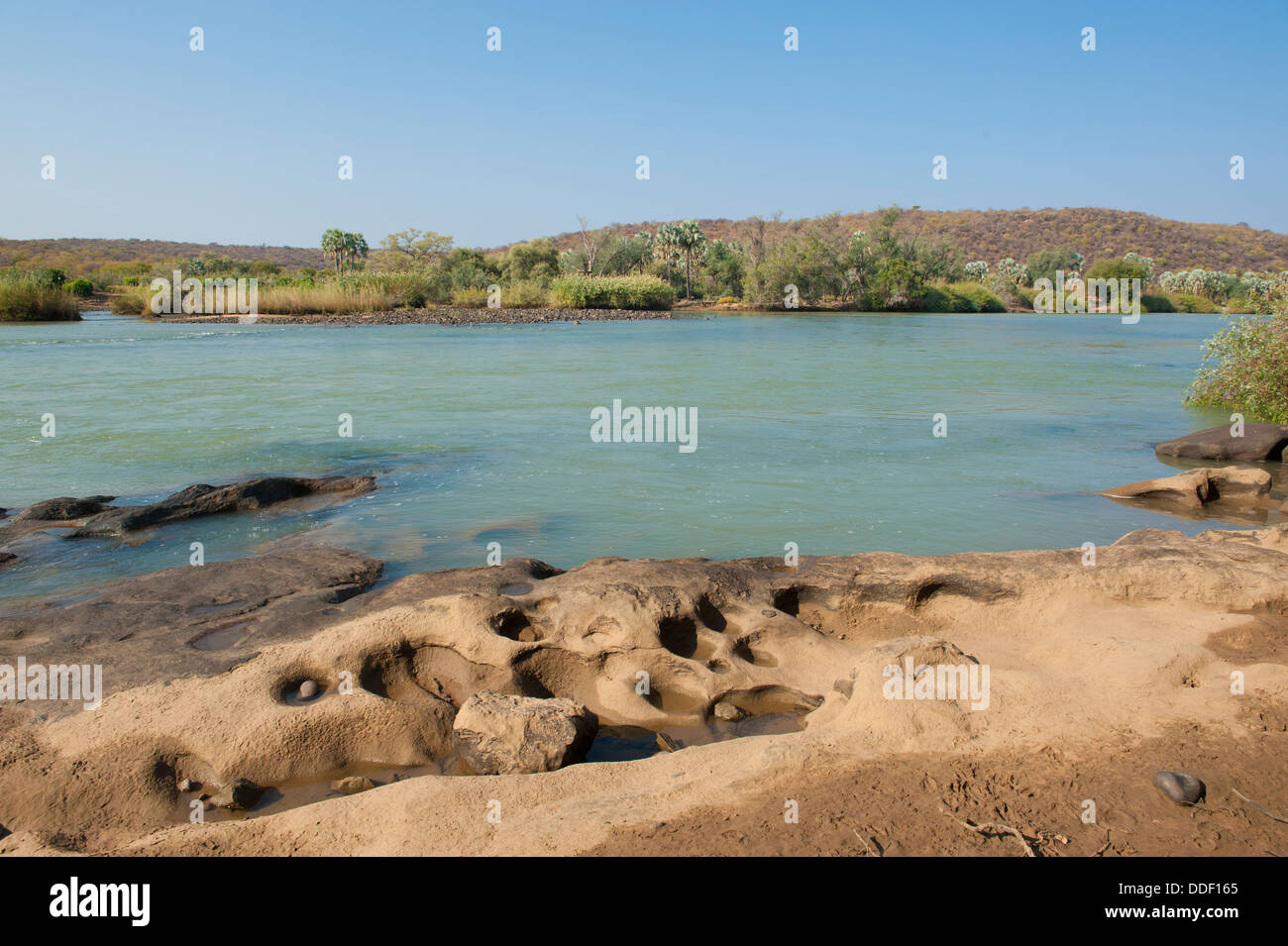 La rivière Kunene en Namibie est le fleuve frontière avec l'Angola Banque D'Images