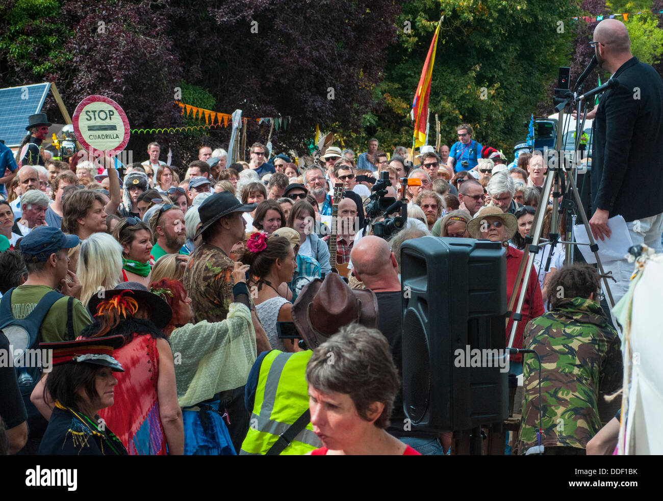 Balcombe, West Sussex, UK. 1er sept 2013.'il Ceinture de Balcombe'. Organisateur de l'événement Simon Welsh s'adresse à la foule... La fracturation anti écologistes protestent contre les forages d'essai par Cuadrilla sur le site de West Sussex qui pourraient mener à la processus de fracturation controversée. Camping de la route continue à grandir en taille avec plus de tentes qui arrivent chaque jour © David Burr/Alamy Live News Banque D'Images