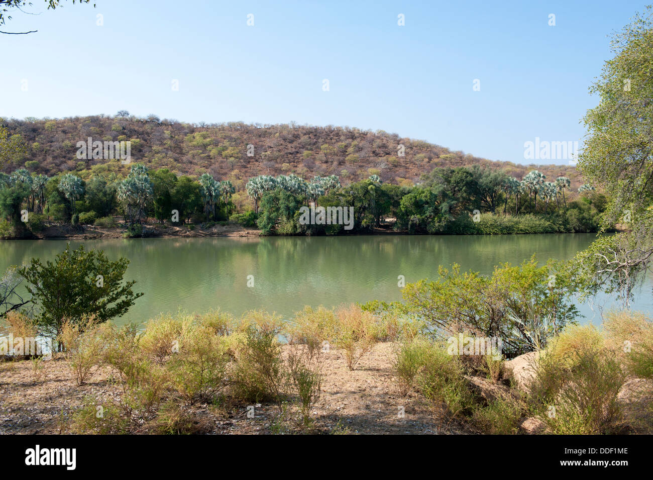 La rivière Kunene en Namibie est le fleuve frontière avec l'Angola Banque D'Images