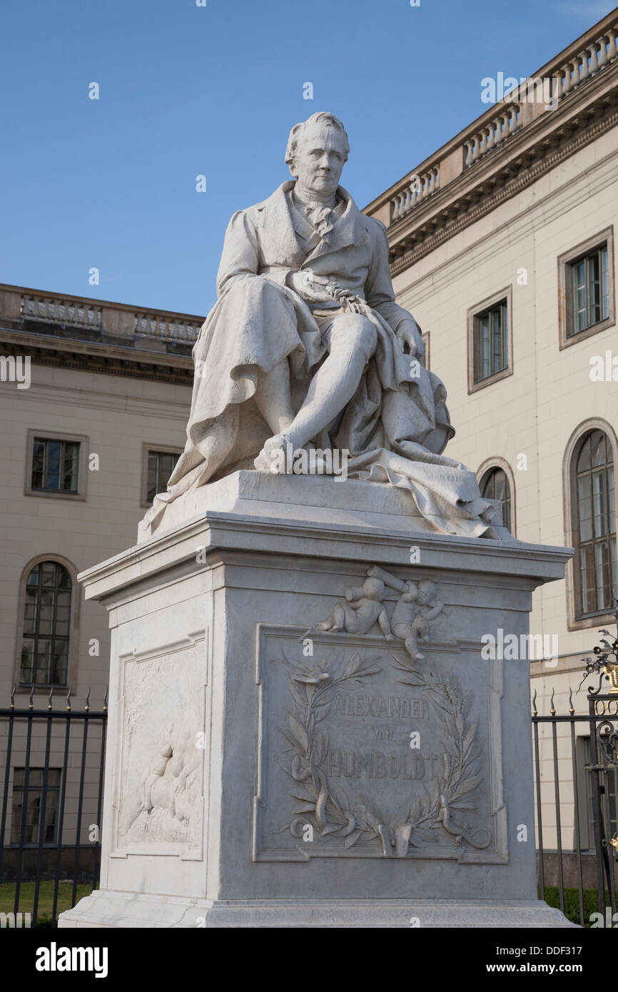 Statue de Humboldt à l'extérieur de la place Bebelplatz, Université de Berlin, Allemagne Banque D'Images
