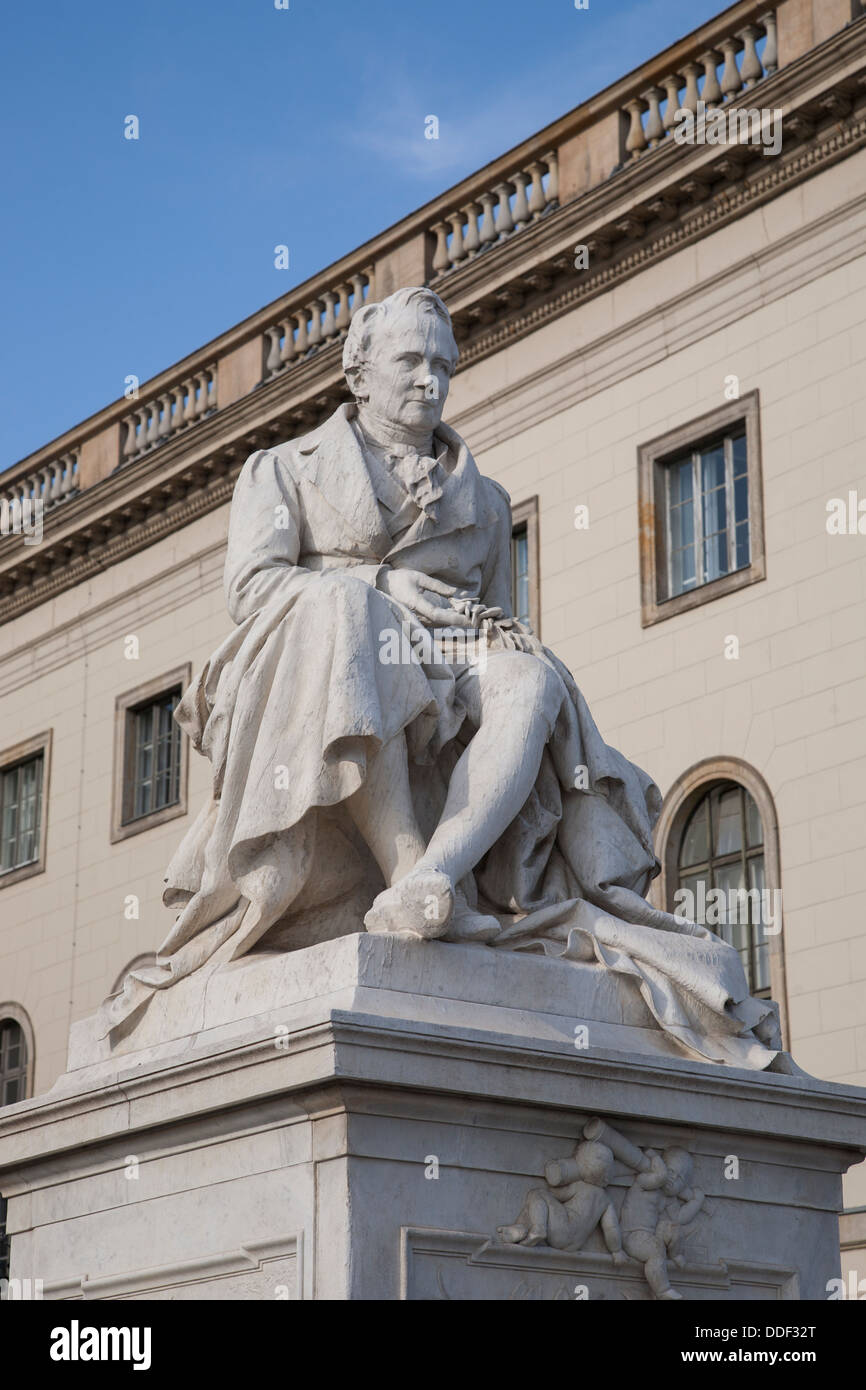 Statue de Humboldt à l'extérieur de la place Bebelplatz, Université de Berlin, Allemagne Banque D'Images