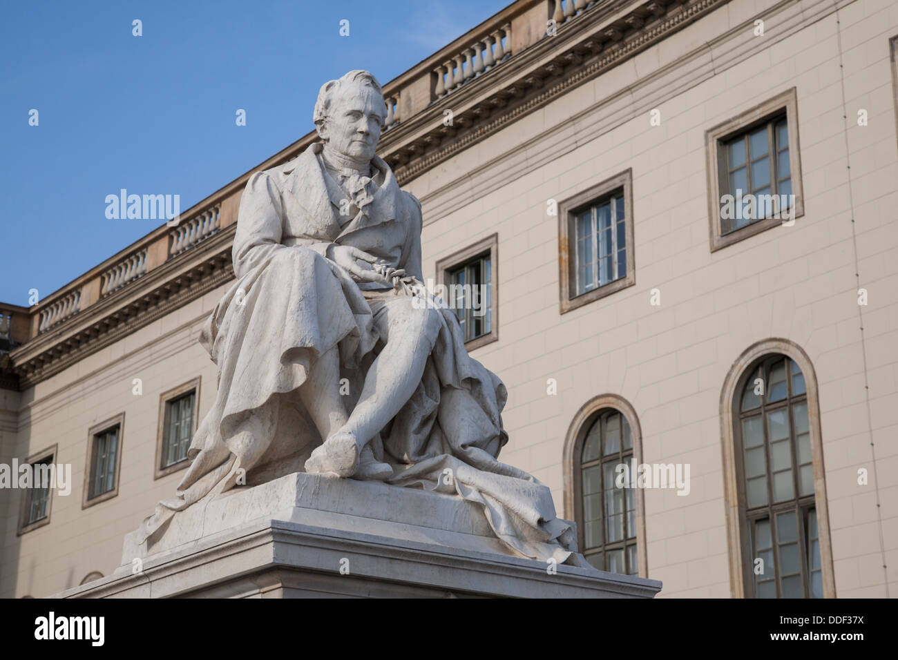 Statue de Humboldt à l'extérieur de la place Bebelplatz, Université de Berlin, Allemagne Banque D'Images