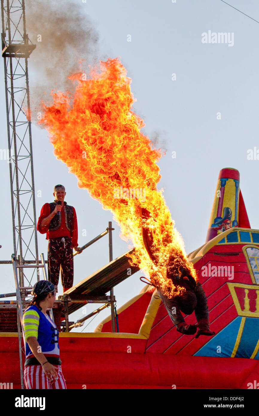 Un cascadeur en feu plonge dans l'eau pendant le 'bateau pirate' aire de jeux au 2011 Pennsylvania State Fair. New York, USA Banque D'Images