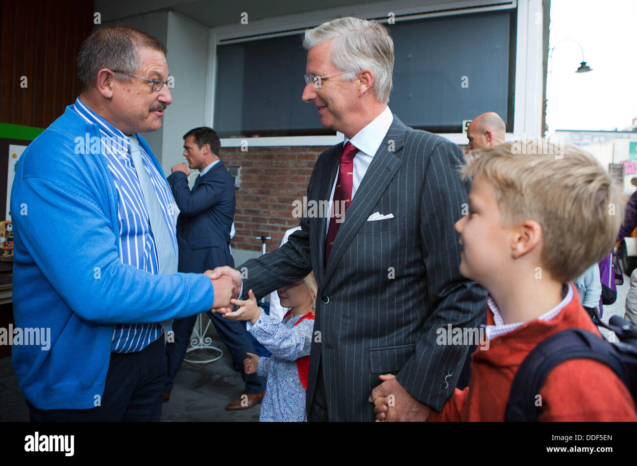 Bruxelles, Belgique. 2e août, 2013. Le roi Philippe de Belgique apporte son fils le Prince Gabriel de Belgique sur la première journée d'école au-Sint-Jan Berchmanscollege à Bruxelles, le 2 septembre 2013. Dpa : Crédit photo alliance/Alamy Live News Banque D'Images