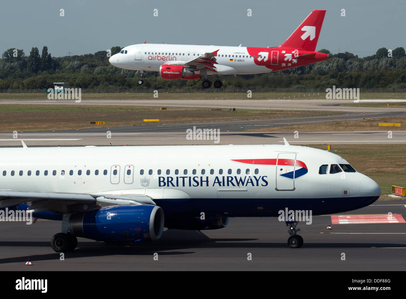 British Airways Airbus A320 Airbus Air Berlin le long de l'Aéroport International de Düsseldorf, Allemagne Banque D'Images