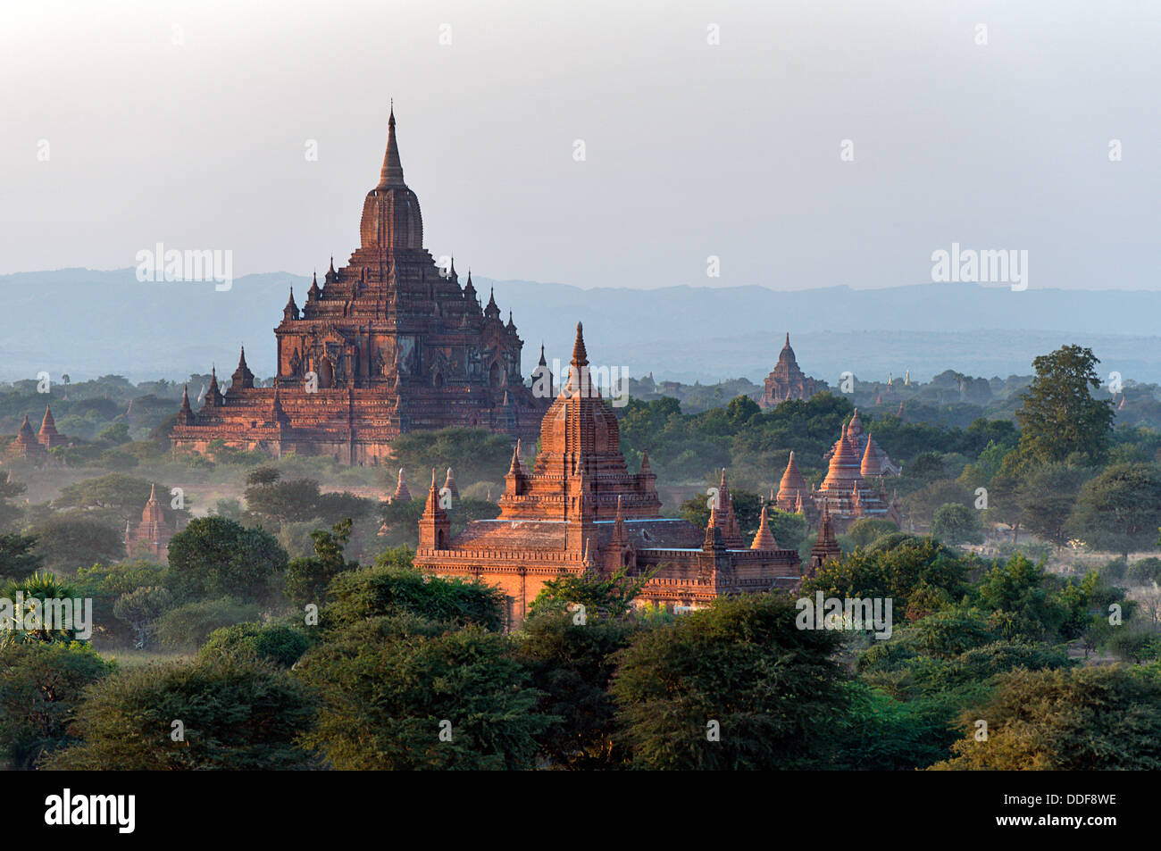 Stupas, monastères et pagodes à Bagan Myanmar Zone Archéologique Banque D'Images