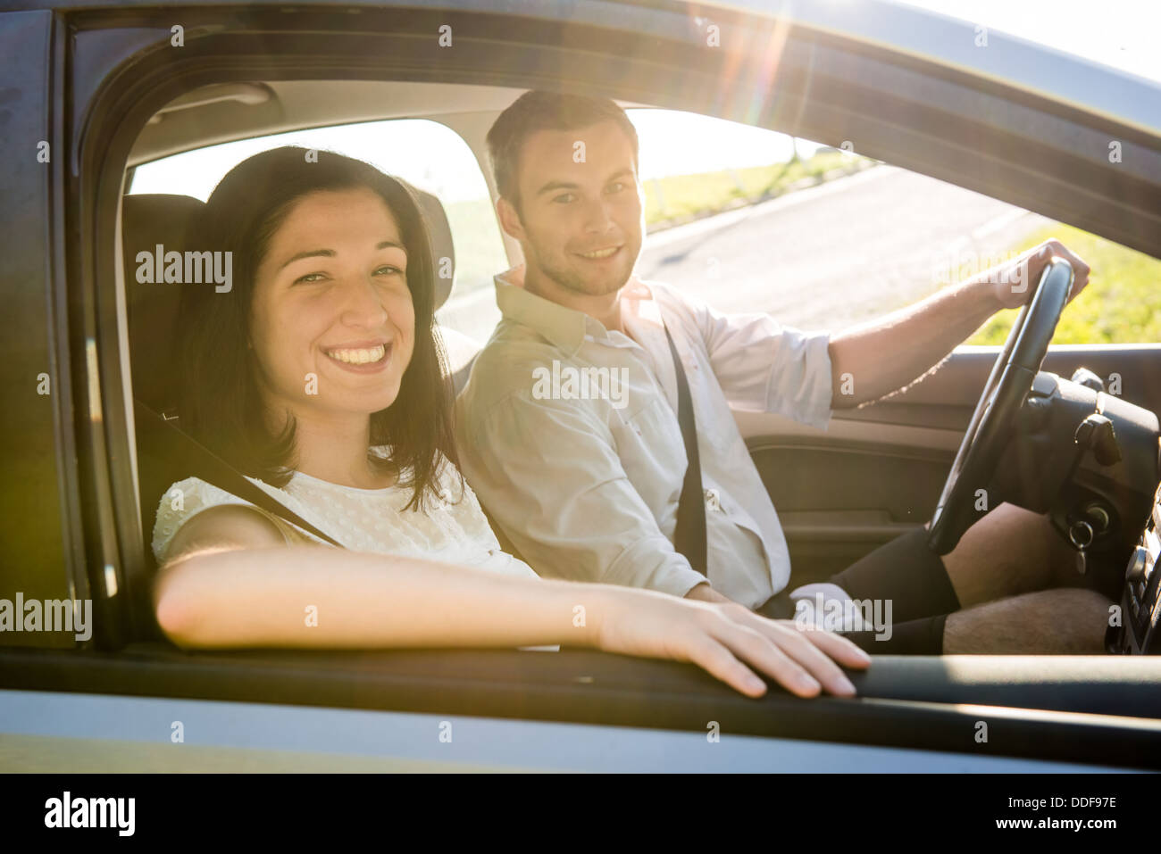 Temps heureux ensemble - couple en voiture, l'homme est au volant Banque D'Images