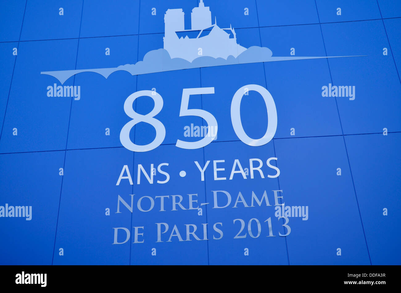 Un signe représentant le 850e anniversaire de la Cathédrale Notre Dame de Paris Banque D'Images