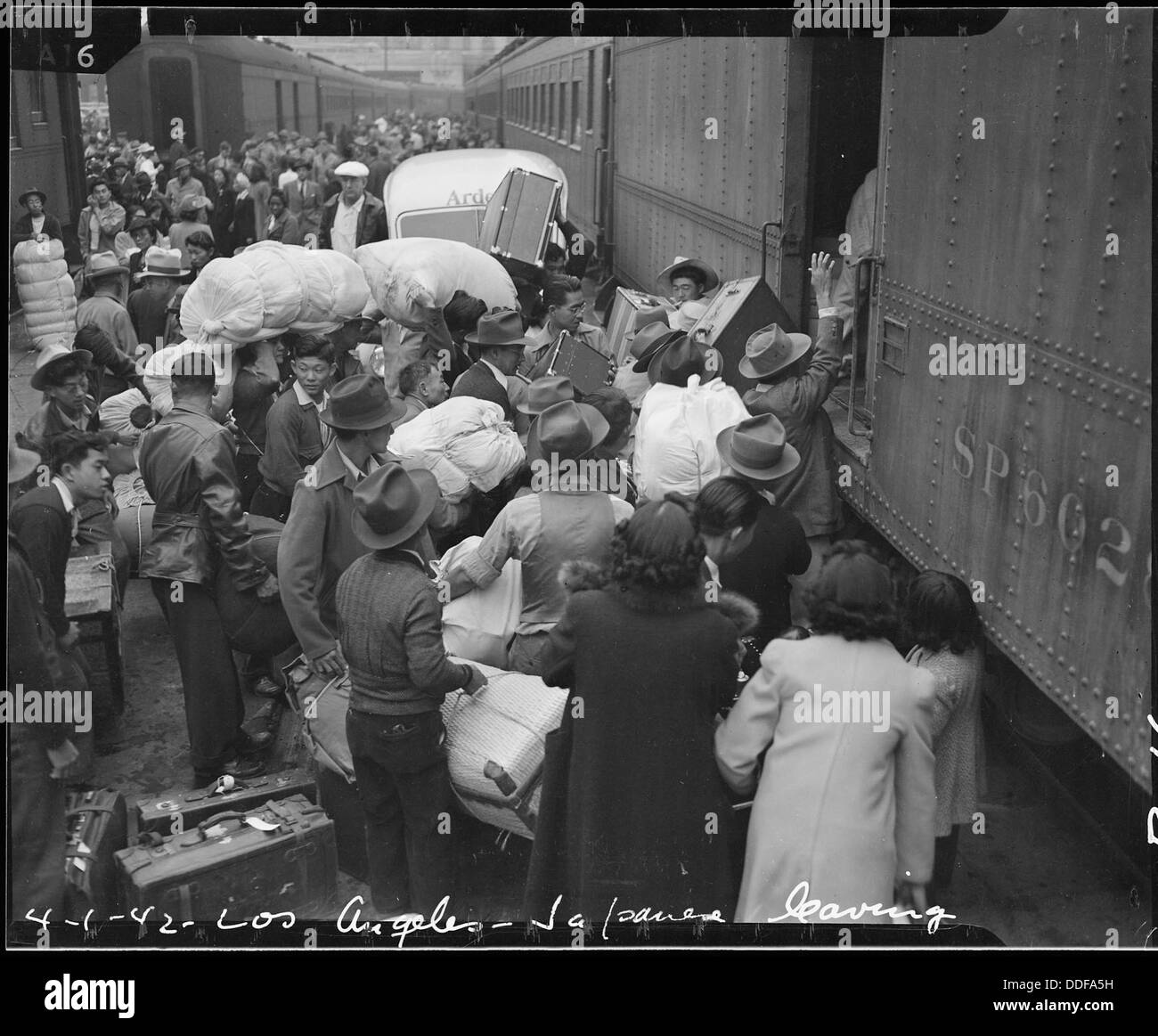 Les évacués d'ascendance japonaise de Los Angeles se préparent à monter à bord des trains pour le voyage de 250 miles vers le camp d'internement de Manzanar pendant la seconde Guerre mondiale, dans le cadre d'un effort national de relocalisation. Banque D'Images