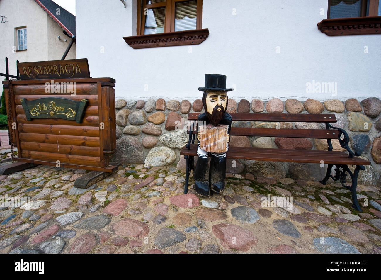 Une figure en bois d'un musicien klezmer en face d'un restaurant à Tykocin, dans le nord-est de la Pologne. Banque D'Images