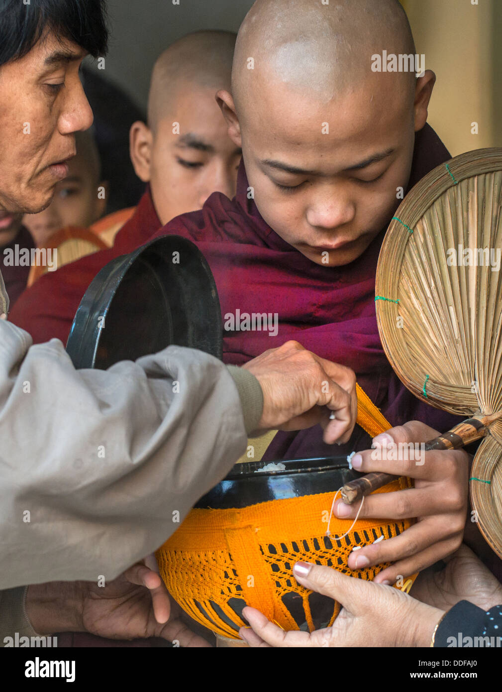 Les jeunes moines sont offerts food Bagan Myanmar Banque D'Images