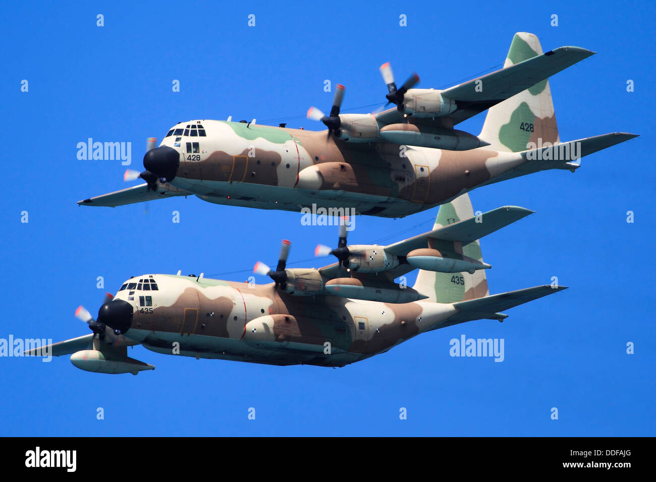 Deux de l'air israélienne (IAF) Hercules C-130 (Karnaf) transport avion en vol Banque D'Images