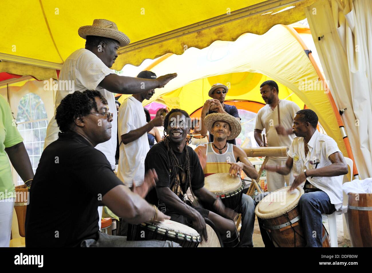 Tambours sur la plage, la baie de Sainte-Anne, Festival Yoles Martinique,  île française, département d'outre-mer et région dans le moindre Photo  Stock - Alamy