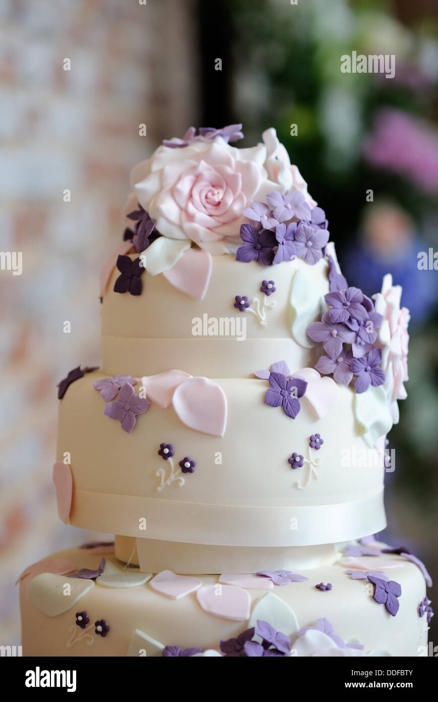 Gros Plan Du Gateau De Mariage Detail Montrant Rose Orne De Fleurs De Mauve Et De Decoration Photo Stock Alamy Gros Plan Du Gateau De Mariage Detail Montrant Rose Orne De Fleurs De Mauve Et De Decoration Photo Stock Alamy