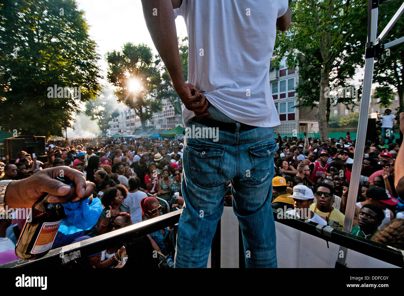 Grande foule au concert fête de rue dans le quartier de Notting Hill Gate Banque D'Images