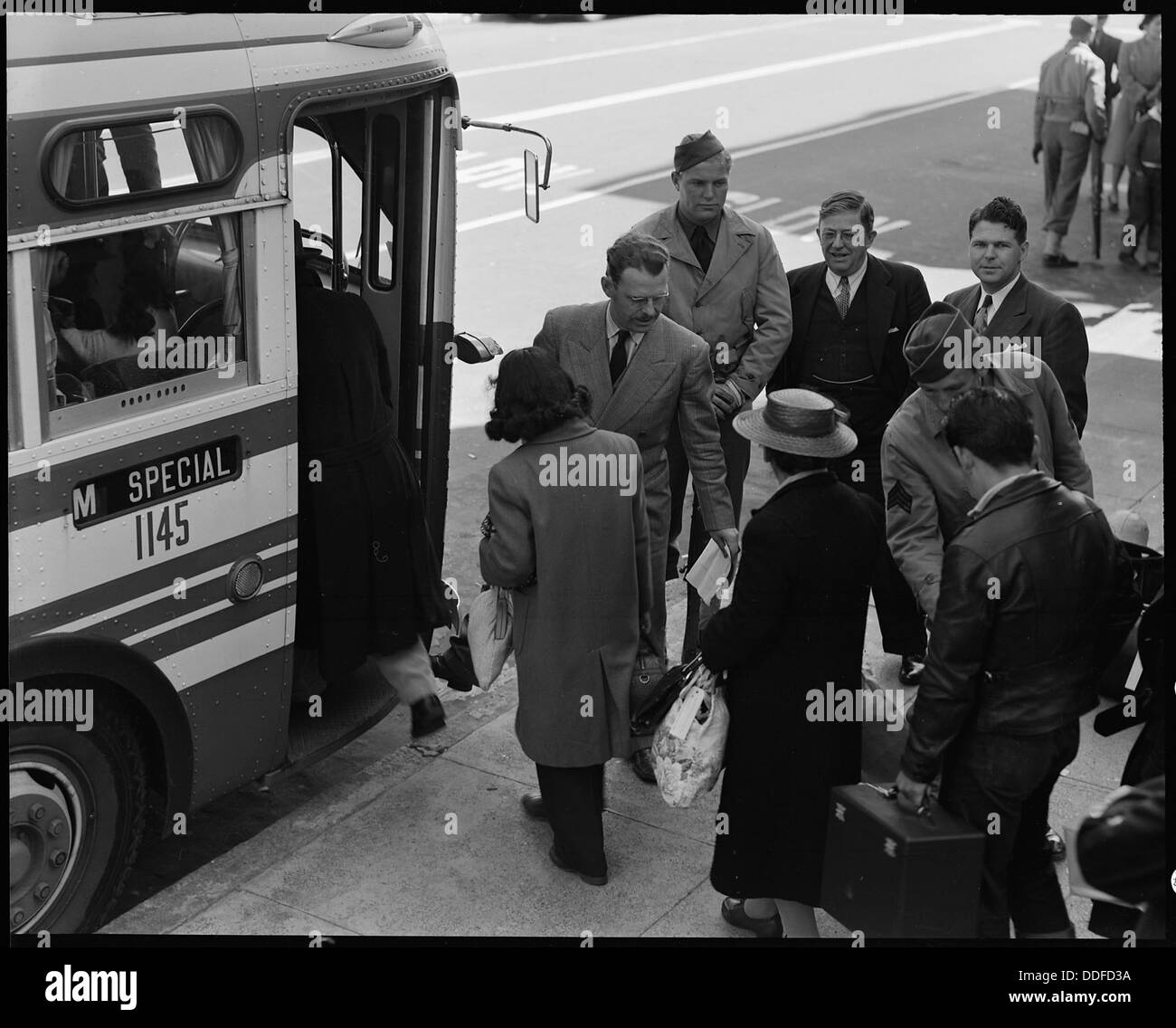 Cette scène capture le quartier japonais de San Francisco le premier jour de l'évacuation pendant la IIe Guerre mondiale. L'image reflète l'expérience de la communauté et l'impact de l'ordre de relocalisation en temps de guerre sur les Japonais-Américains dans la région. Banque D'Images