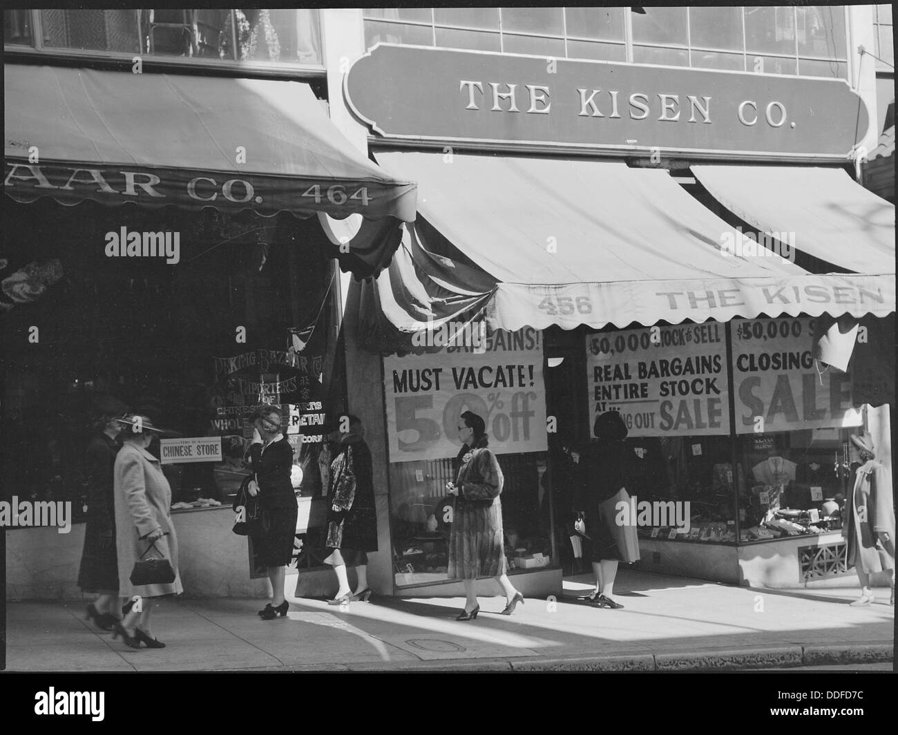 Une scène contrastée à Chinatown, San Francisco, où un magasin sur la droite illustre le riche patrimoine culturel et le commerce de la région. La photo met en valeur le mélange de tradition et de modernité dans l’un des quartiers les plus emblématiques d’Amérique. Banque D'Images