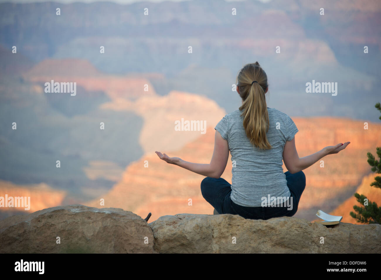 Femme méditant à Grand Canyon Banque D'Images