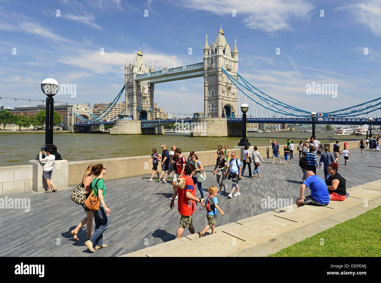 Tower Bridge, Londres, les touristes passent devant le Tower Bridge à Londres, Angleterre, RU Banque D'Images