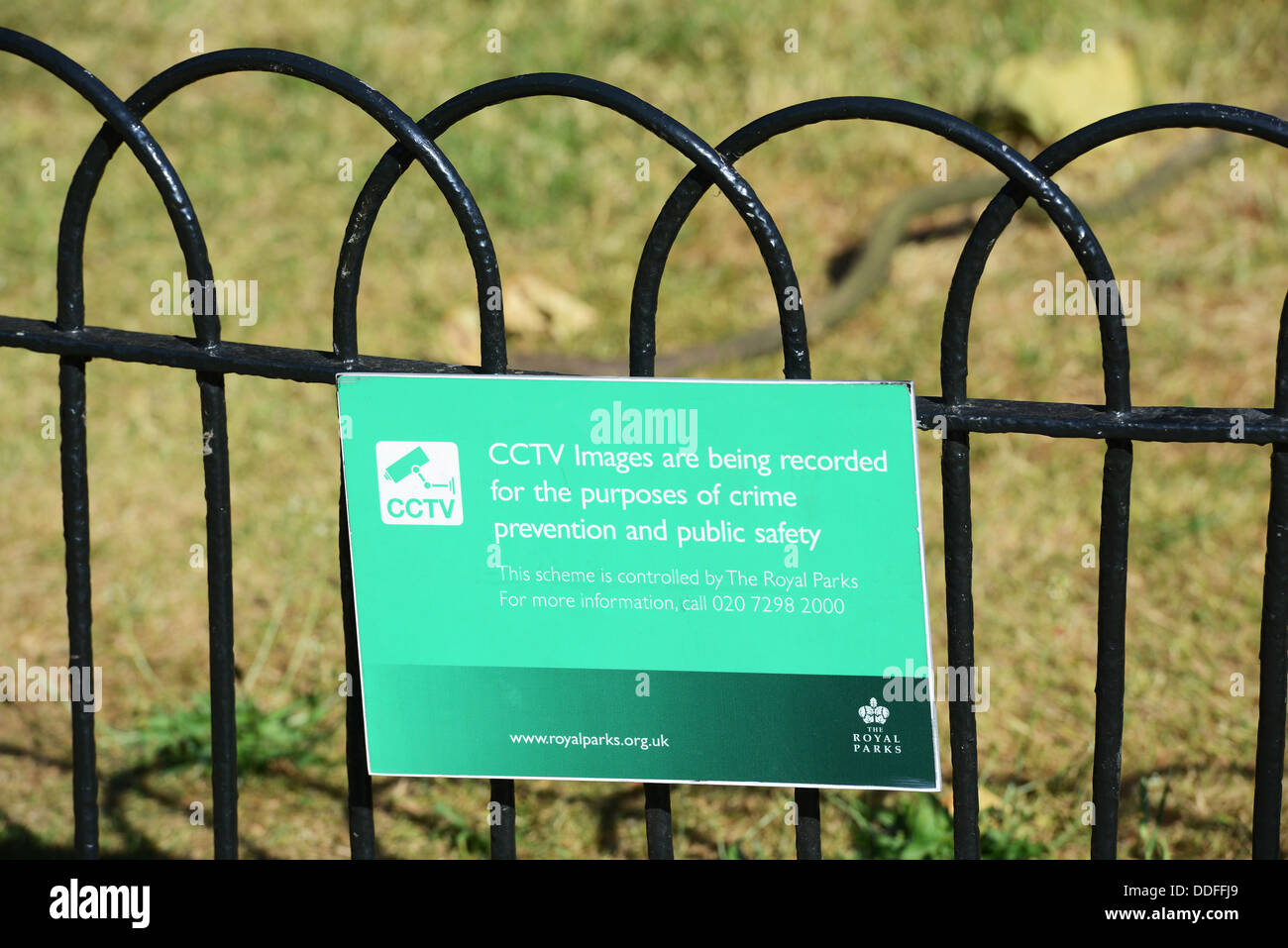 Panneau d'avertissement de vidéosurveillance dans les jardins de Kensington, London, England, UK Banque D'Images