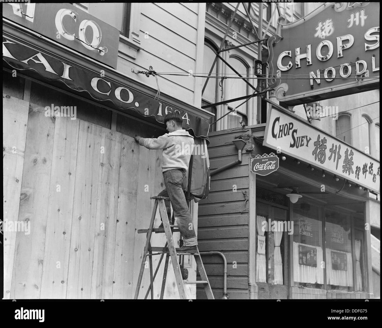 San Francisco, Californie. Avec le propriétaire qui doit être évacué, un magasin avant est monté à bord o . . . 536043 Banque D'Images