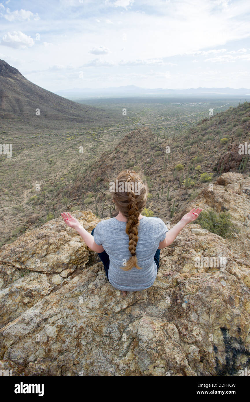 Woman meditating in desert,Tucson AZ Banque D'Images