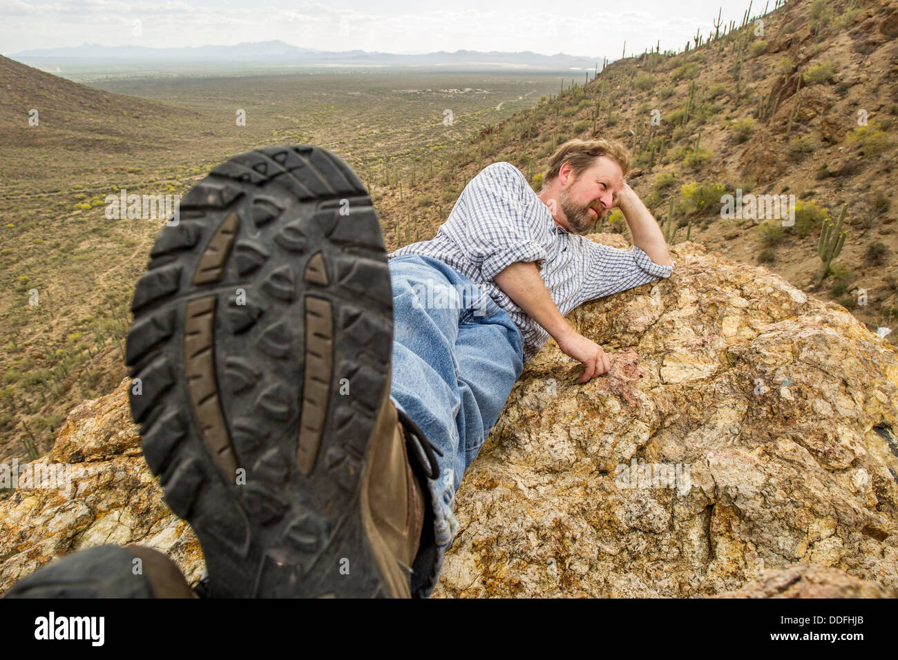 Hiker resting in desert, Tucson AZ Banque D'Images