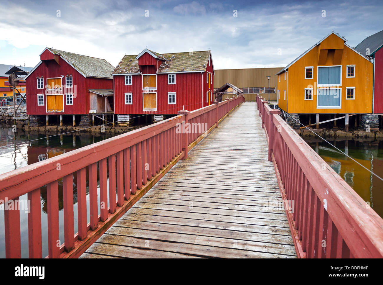 Pont de bois et maisons colorées dans la région côtière de la pêche norvégienne village. Rorvik, Norvège Banque D'Images