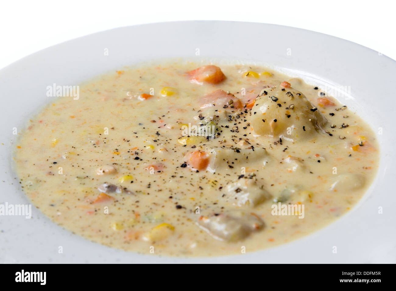 Soupe de fruits de mer Palourdes Chaudrée de maïs avec des pommes de terre Carottes Poivre closeup Banque D'Images
