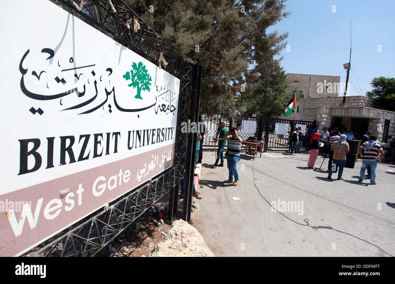 Ramallah, Cisjordanie, territoire palestinien. 2e août, 2013. Des étudiants palestiniens de l'Université de Birzeit se tenir en face de leur université en tant qu'ils protestent contre la hausse des frais de scolarité, près de la ville cisjordanienne de Ramallah, 02 septembre 2013 © Issam Rimawi APA/Images/ZUMAPRESS.com/Alamy Live News Banque D'Images