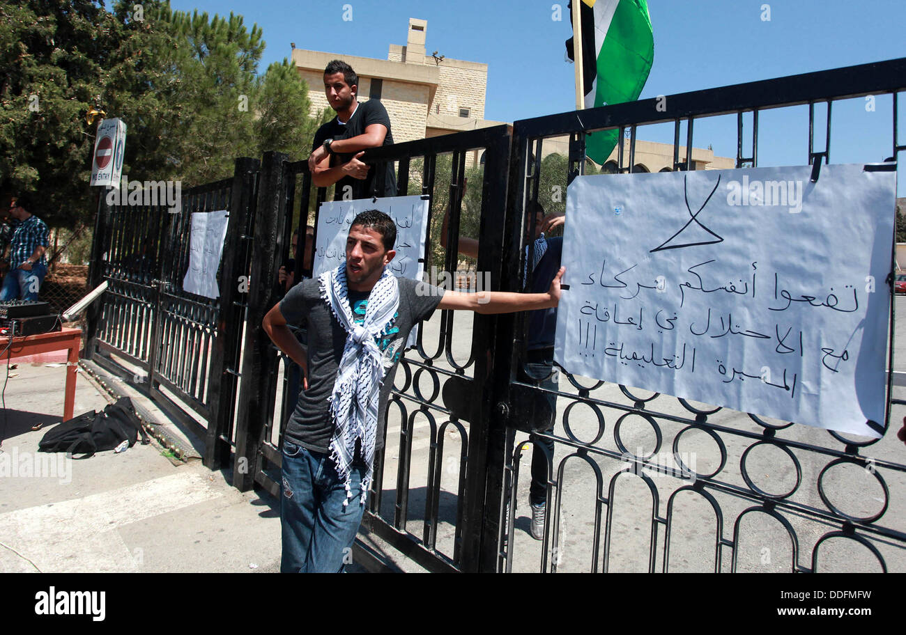 Ramallah, Cisjordanie, territoire palestinien. 2e août, 2013. Des étudiants palestiniens de l'Université de Birzeit se tenir en face de leur université en tant qu'ils protestent contre la hausse des frais de scolarité, près de la ville cisjordanienne de Ramallah, 02 septembre 2013 © Issam Rimawi APA/Images/ZUMAPRESS.com/Alamy Live News Banque D'Images