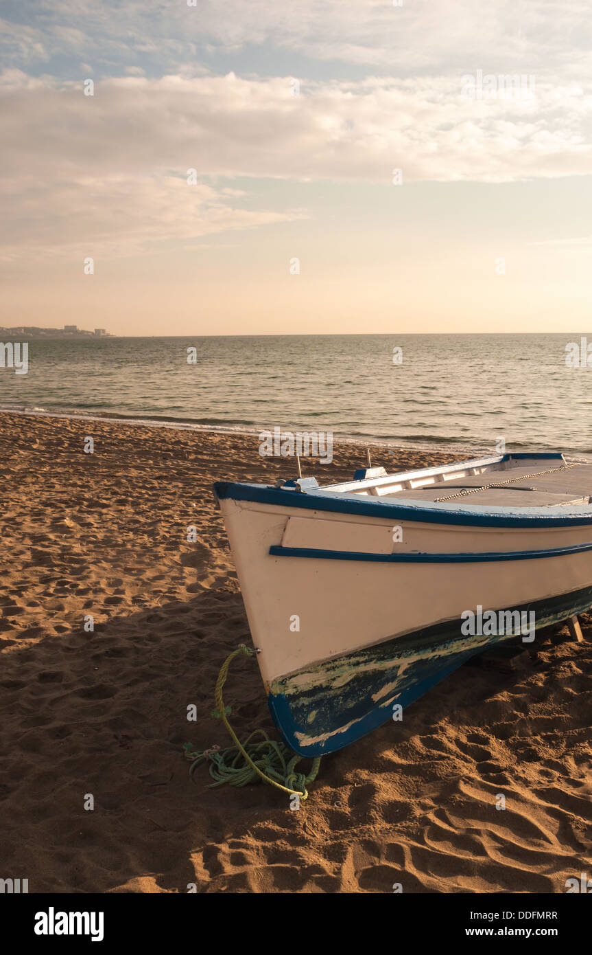 Bateau de pêche sur la plage de Fuengirola espagne Banque D'Images