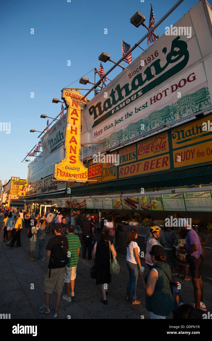 Inscrivez-NATHANS CÉLÈBRE STAND DE HOT-DOG SURF CONEY ISLAND AVENUE BROOKLYN NEW YORK USA Banque D'Images