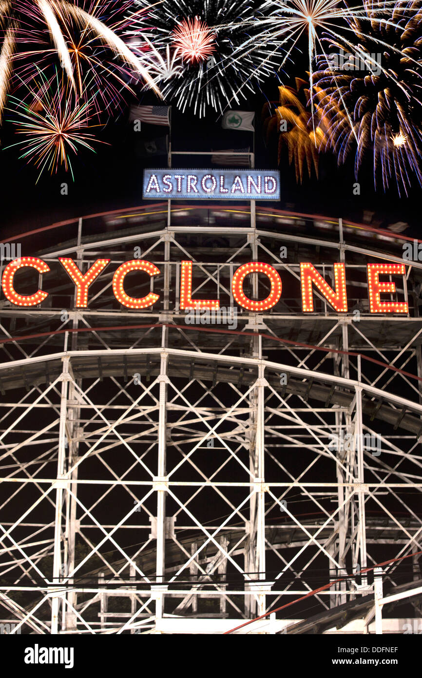 MONTAGNES RUSSES CYCLONE (©VERNON KEENAN 1927) PARC D'ATTRACTIONS ASTROLAND CONEY ISLAND BROOKLYN NEW YORK ÉTATS-UNIS Banque D'Images