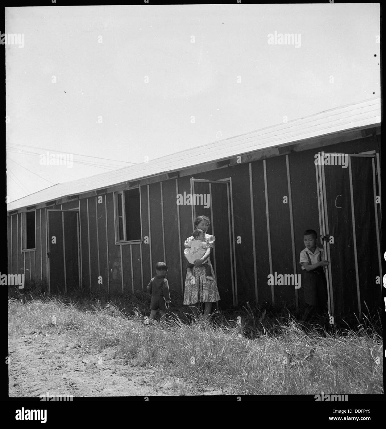 Une famille arrive au centre Stockton en Californie, marquant le début de leur nouveau voyage dans cette communauté, reflétant les expériences des immigrants et des nouveaux arrivants au début du XXe siècle. Banque D'Images