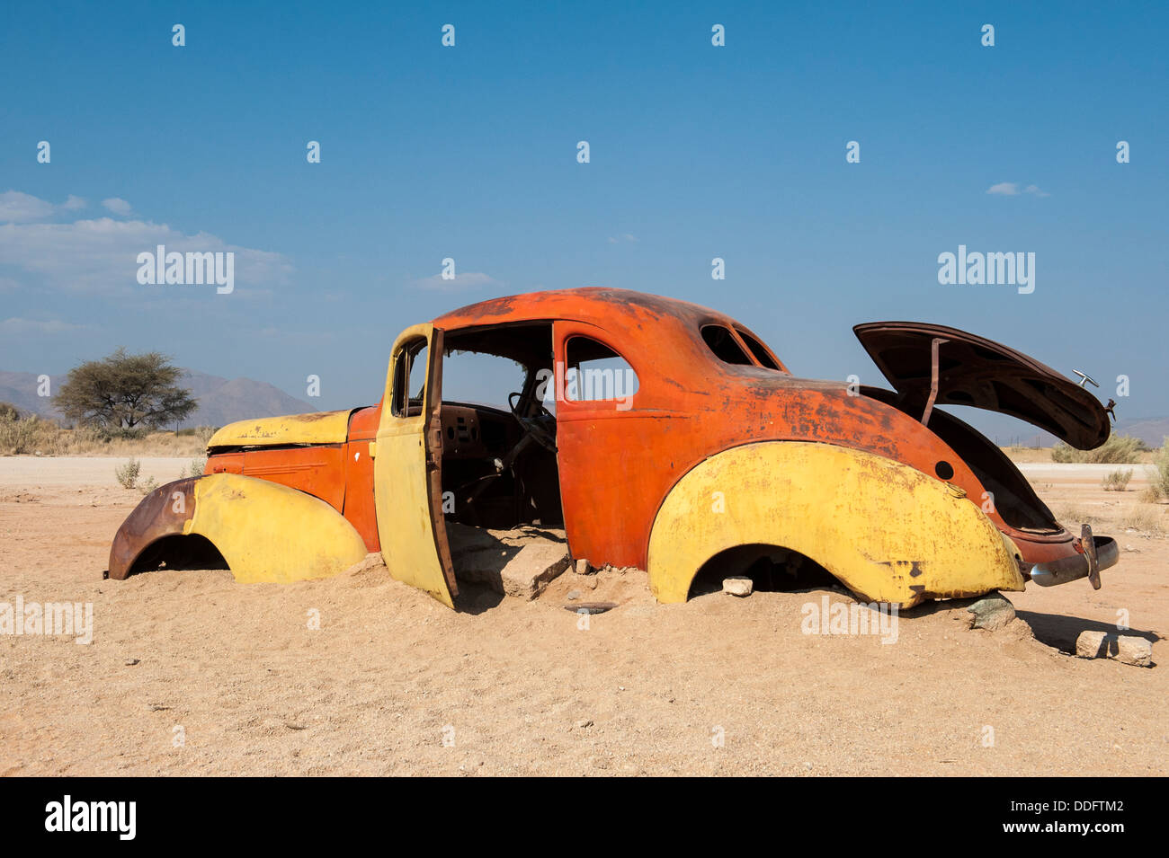 Vieille carcasse de voiture coincé dans le sable à Solitaire, Khomas region, Namibie Banque D'Images