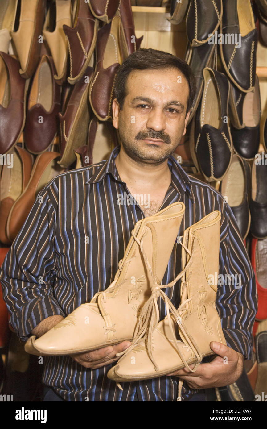 Bazar, service de bouilloire détient boots qu'il a fait pour Brad Pitt à  utiliser dans le film 'Troie','Antep. Province de Gaziantep, Anatolie,  Turquie Photo Stock - Alamy
