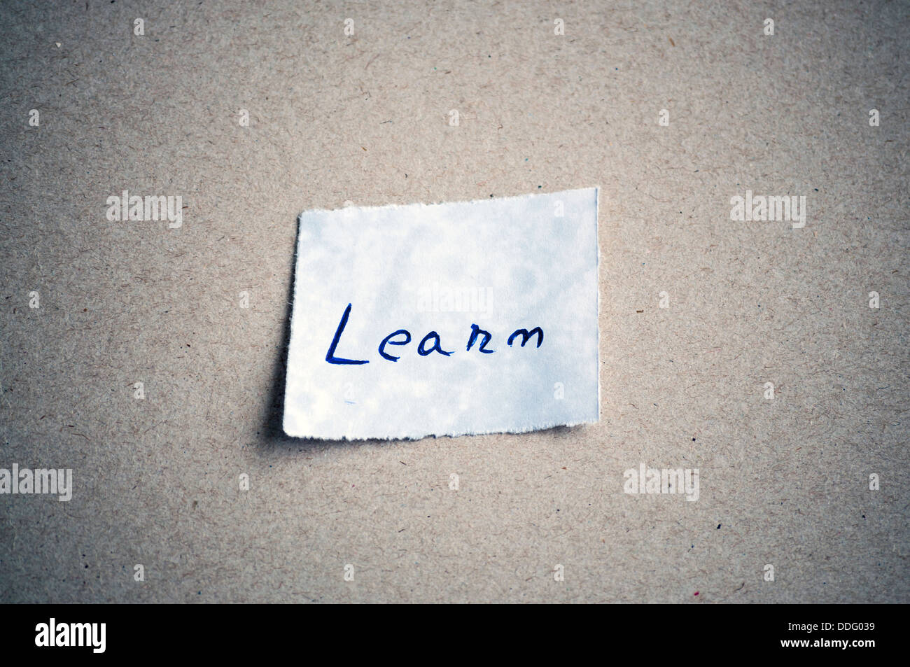 Apprendre message,écrit le morceau de papier, sur le carton de fond. L'espace pour votre texte. Banque D'Images