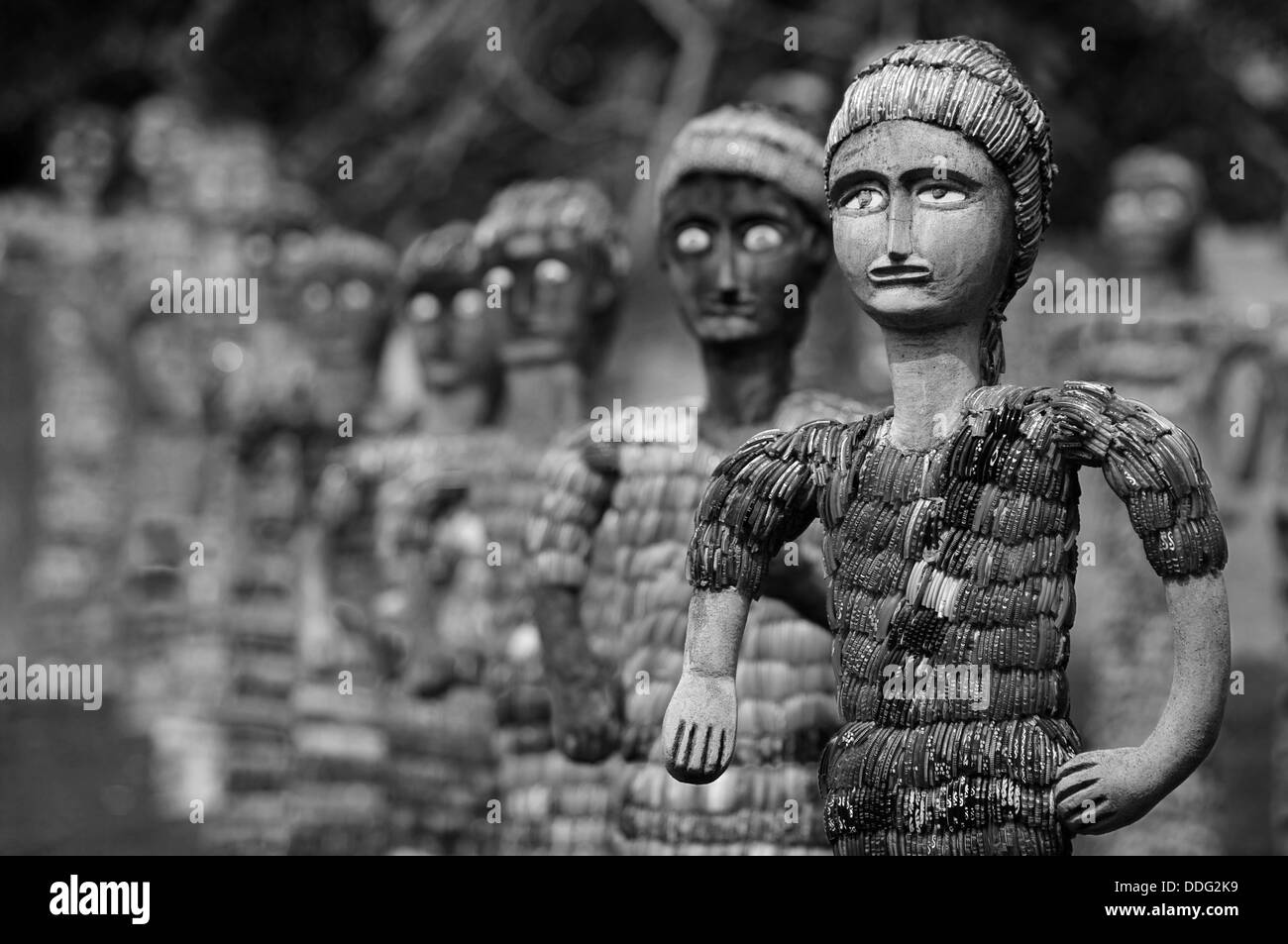 Armée de statuettes, noir et blanc, Nek Chand Fantasy Rock Garden à Chandigarh, Inde Banque D'Images