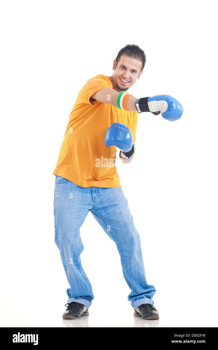 Portrait de jeune homme dans les occasionnels boxing sur fond blanc Banque D'Images