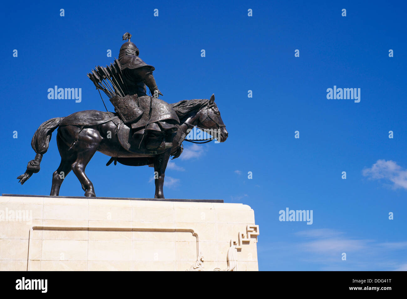 La Mongolie, Oulan Bator, soldat Mongol Sukhbaatar Square, en face du parlement Banque D'Images