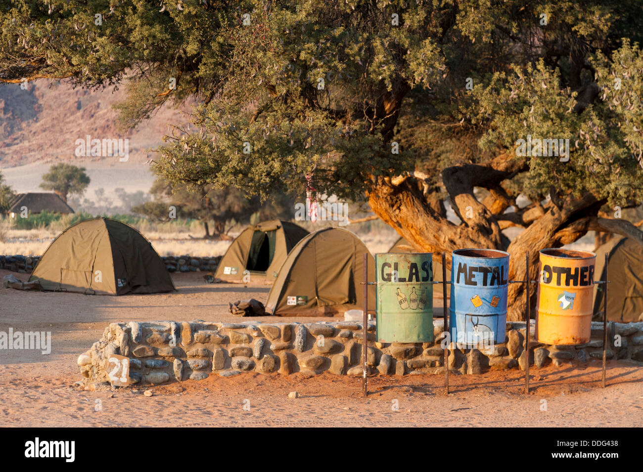 Les bacs de recyclage pour le verre, le métal et autres matériaux et tentes au camping de Sesriem, Namibie, région Khomas Banque D'Images