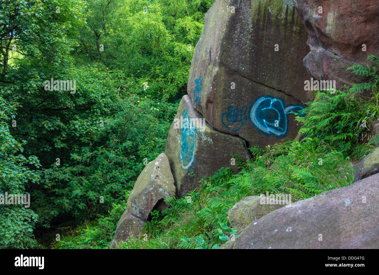 Des graffitis sur des rochers noirs de Cromford, Derbyshire Peak District Banque D'Images