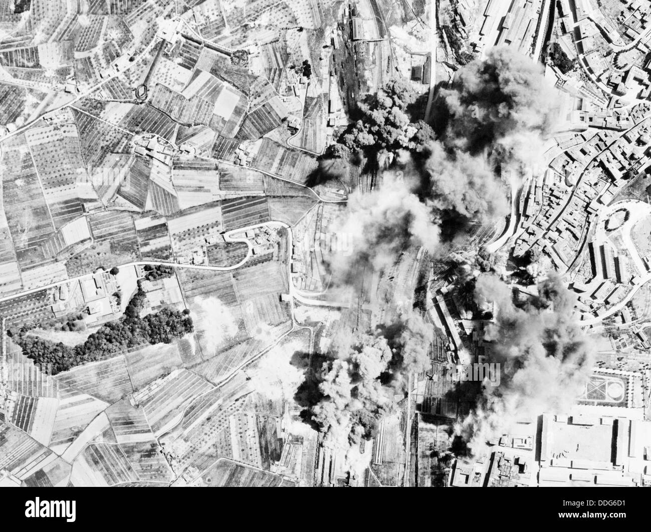 Chemin de fer italien sous le bombardement par des avions de l'USAAF en 1945 Banque D'Images