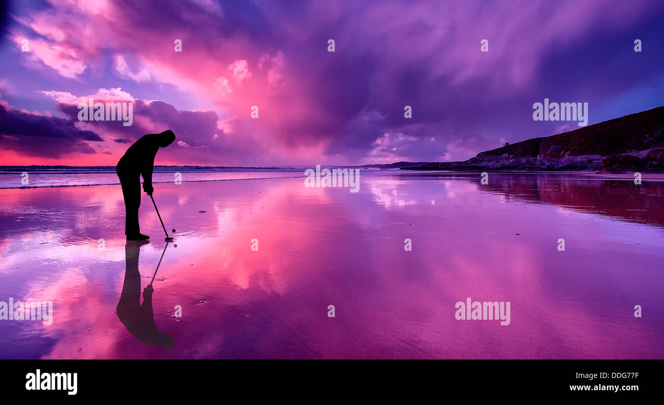 Silhouette de golfeur frappe une balle sur une plage au coucher du soleil Banque D'Images